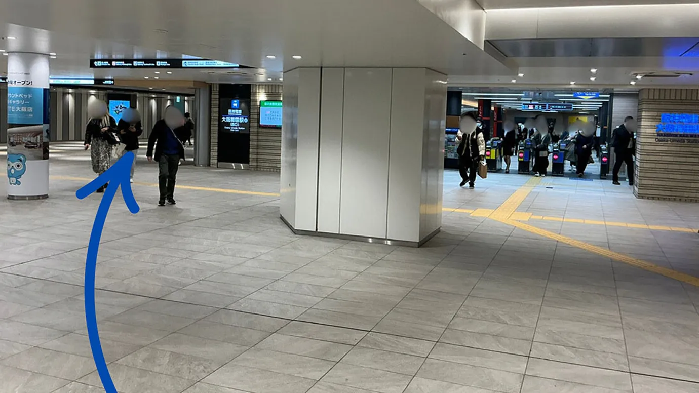 右側に進むと阪神電車「大阪梅田駅」西口改札が見えます。その左側の通路を真っ直ぐ進んでください。