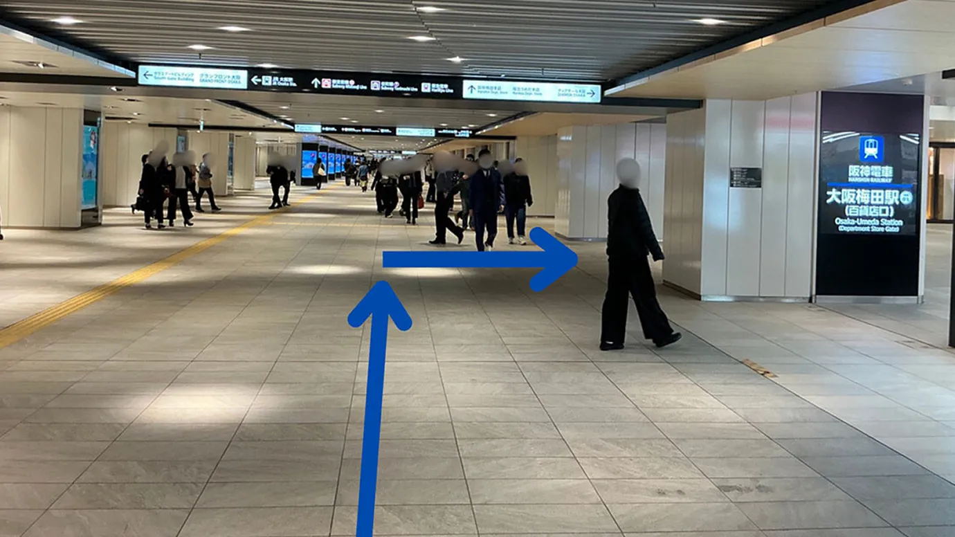 （3）十字路で右（阪神百貨店とドラッグストアの間の道）へお進みください。