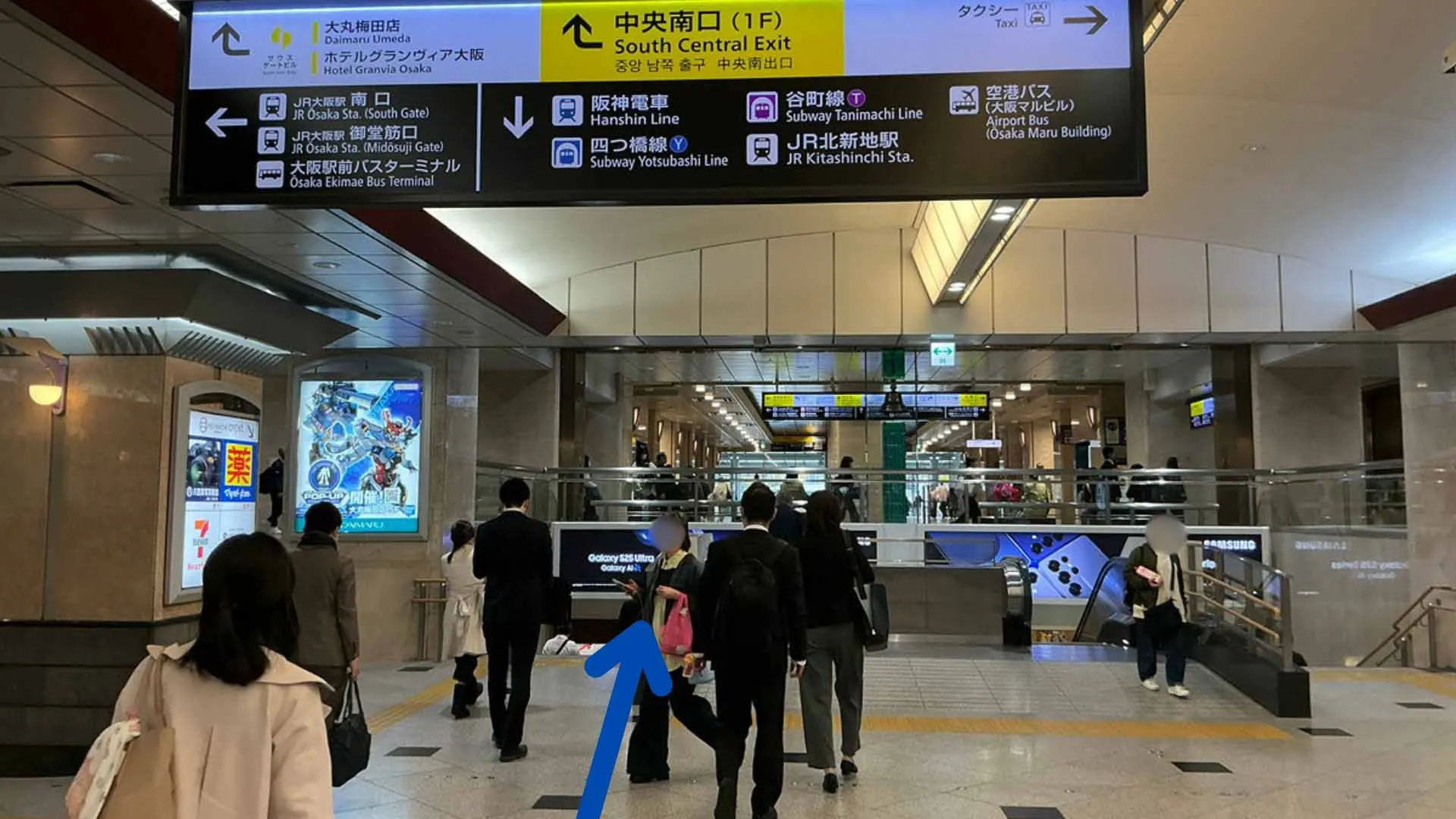 （2）真っ直ぐ進みエスカレーターで地下へ降りてください。